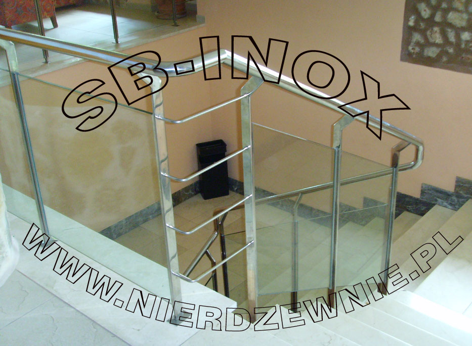 Szklana balustrada ze stali nierdzewnej na schodach marmurowych, widok z góry na czarny kosz na śmieci w tle.